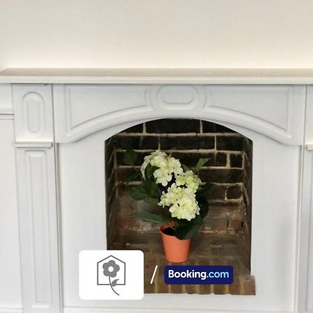 Netley Village Apartment By Your Stay Solutions Short Lets & Serviced Accommodation Netley Southampton With Free Wi-Fi Хамбъл Екстериор снимка