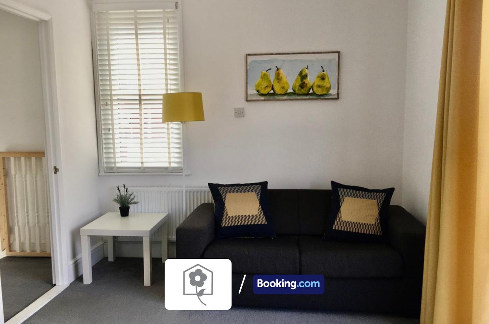 Netley Village Apartment By Your Stay Solutions Short Lets & Serviced Accommodation Netley Southampton With Free Wi-Fi Хамбъл Екстериор снимка