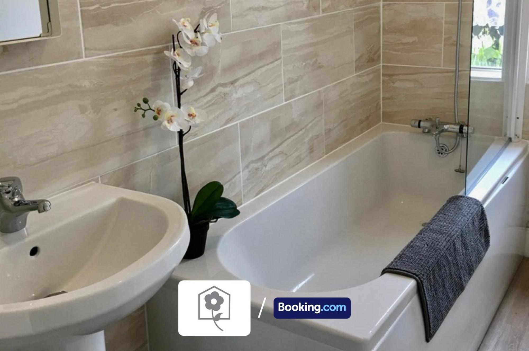 Netley Village Apartment By Your Stay Solutions Short Lets & Serviced Accommodation Netley Southampton With Free Wi-Fi Хамбъл Екстериор снимка