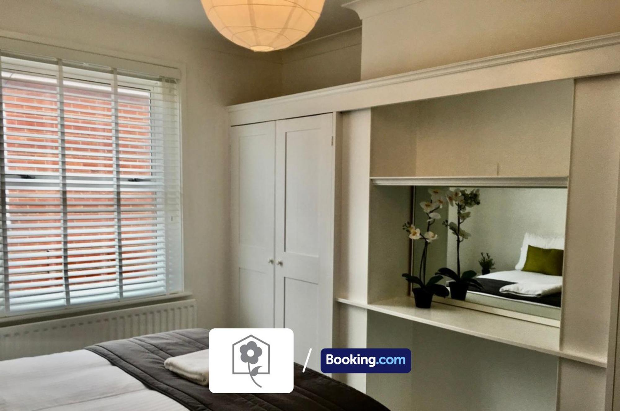 Netley Village Apartment By Your Stay Solutions Short Lets & Serviced Accommodation Netley Southampton With Free Wi-Fi Хамбъл Екстериор снимка
