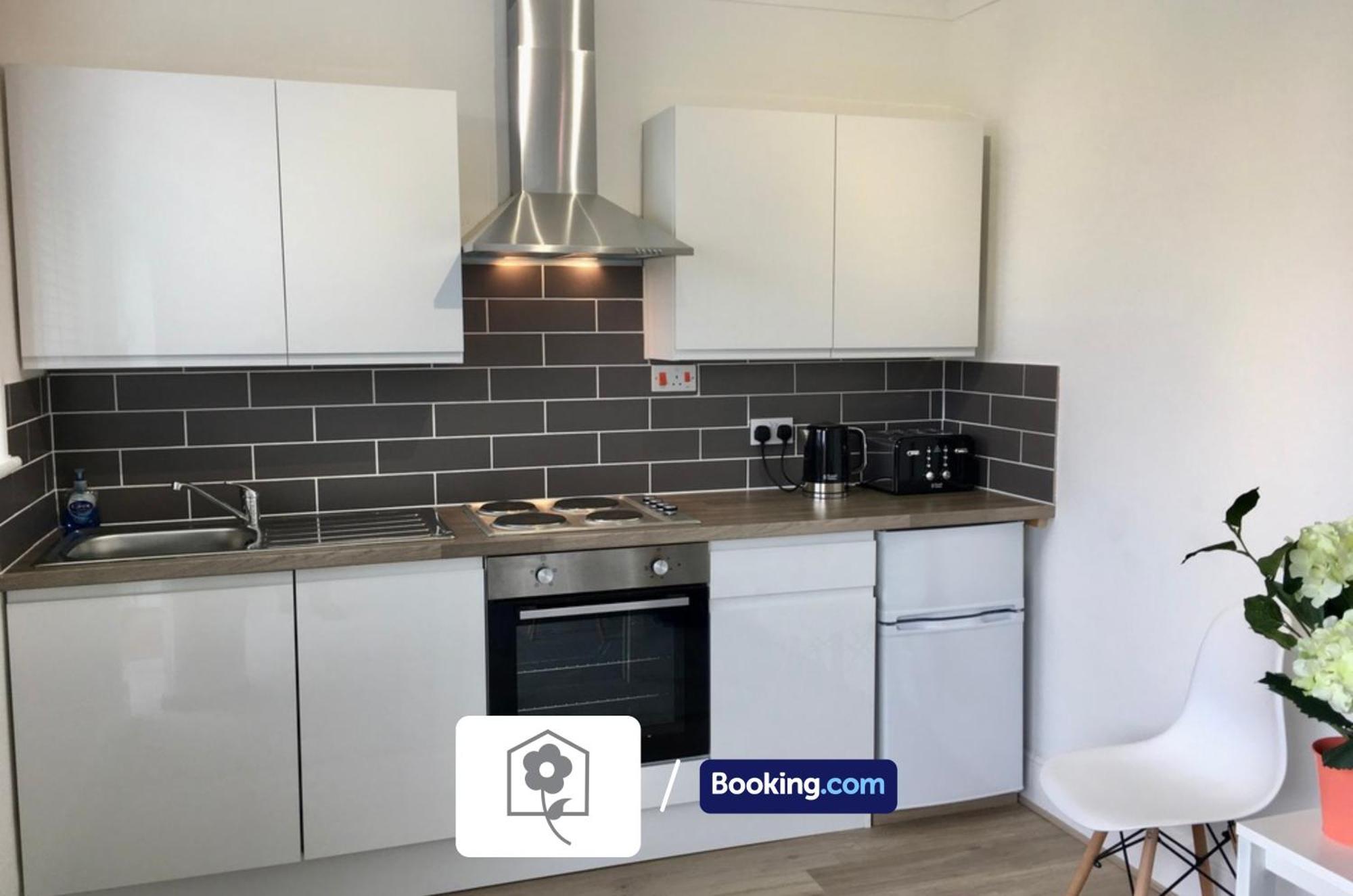 Netley Village Apartment By Your Stay Solutions Short Lets & Serviced Accommodation Netley Southampton With Free Wi-Fi Хамбъл Екстериор снимка