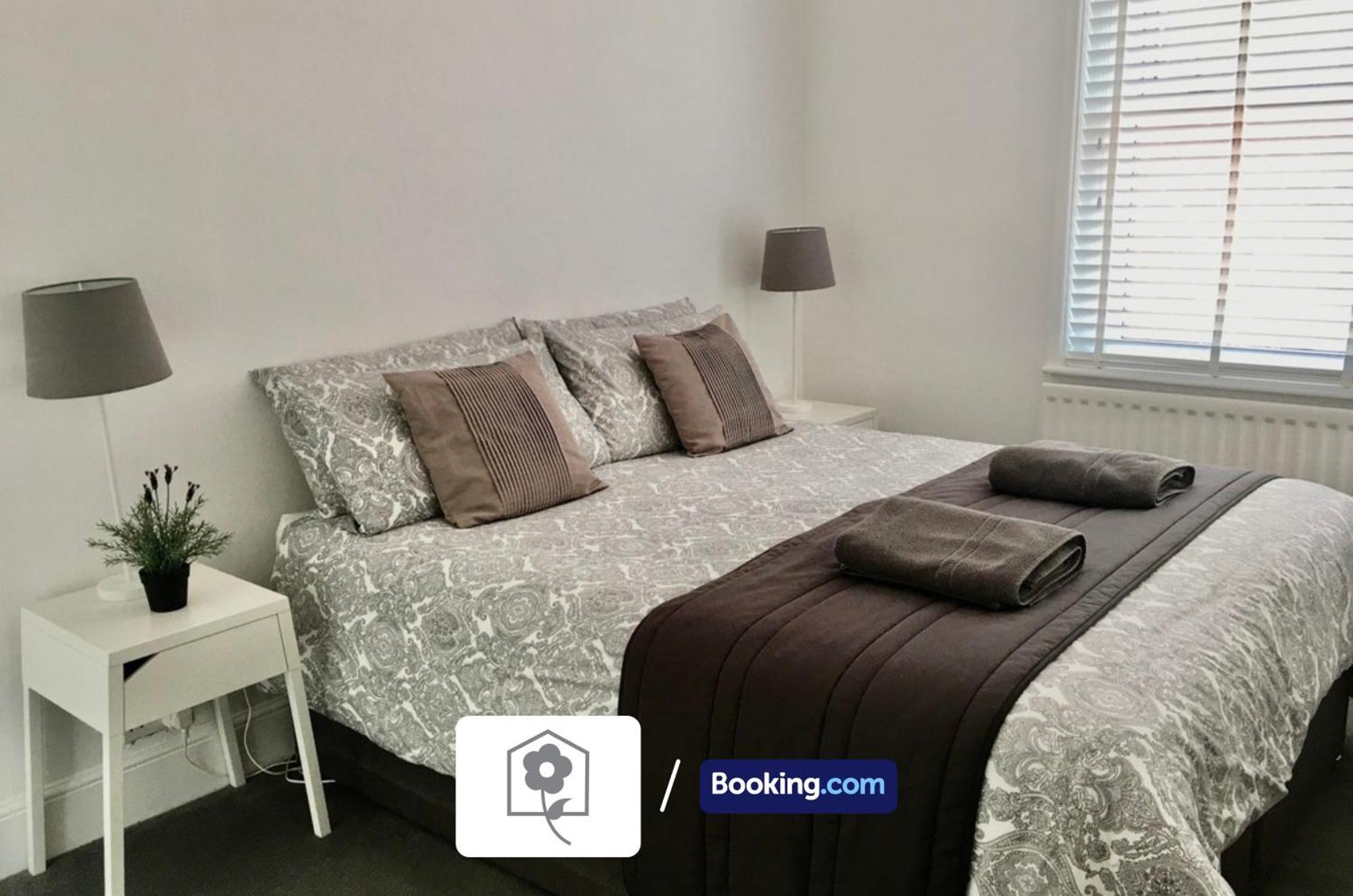 Netley Village Apartment By Your Stay Solutions Short Lets & Serviced Accommodation Netley Southampton With Free Wi-Fi Хамбъл Екстериор снимка