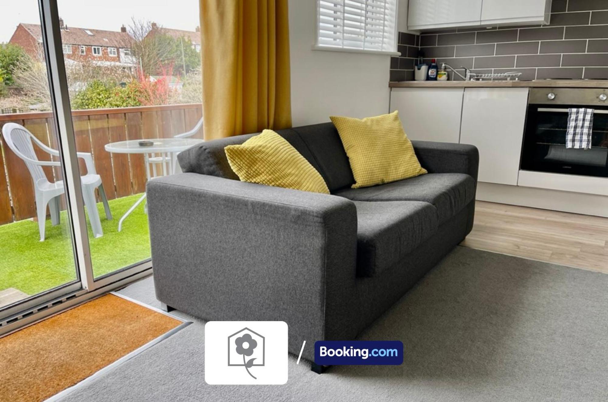 Netley Village Apartment By Your Stay Solutions Short Lets & Serviced Accommodation Netley Southampton With Free Wi-Fi Хамбъл Екстериор снимка
