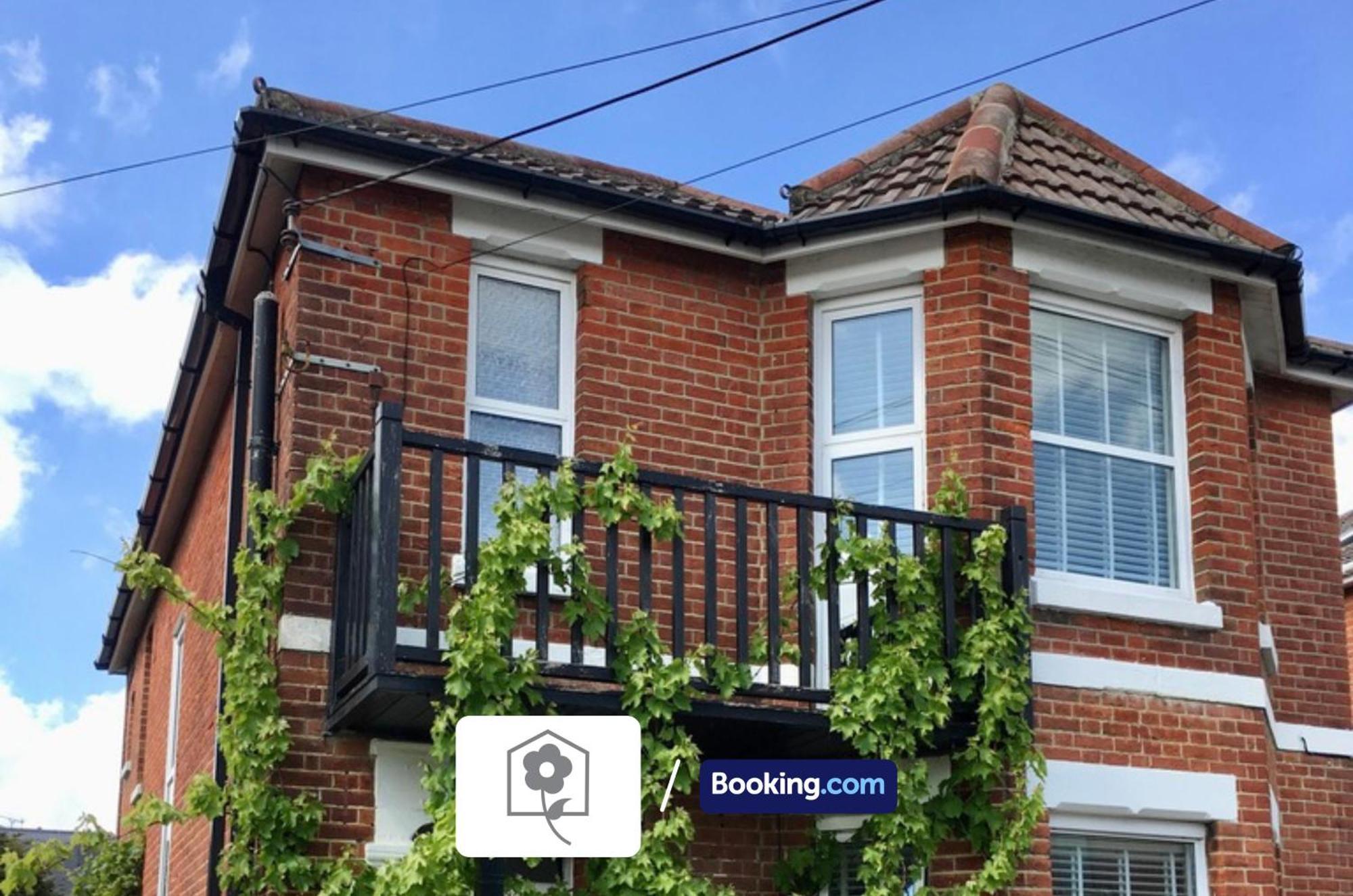 Netley Village Apartment By Your Stay Solutions Short Lets & Serviced Accommodation Netley Southampton With Free Wi-Fi Хамбъл Екстериор снимка